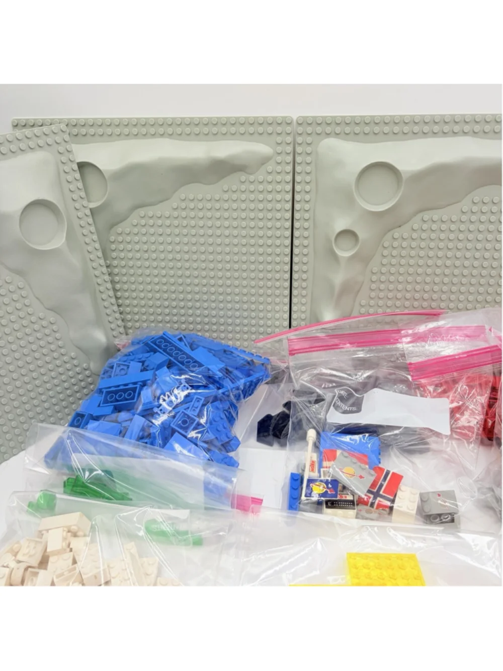 LEGO Classic Space Lot 9 Minifigs 4 Moon Baseplates Roadway LL924 Parts
